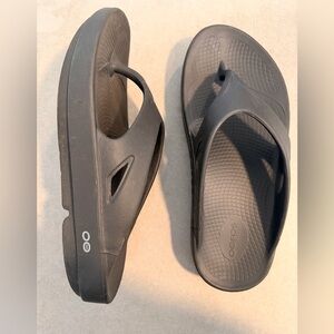 OOFOS Black Recovery Sandals